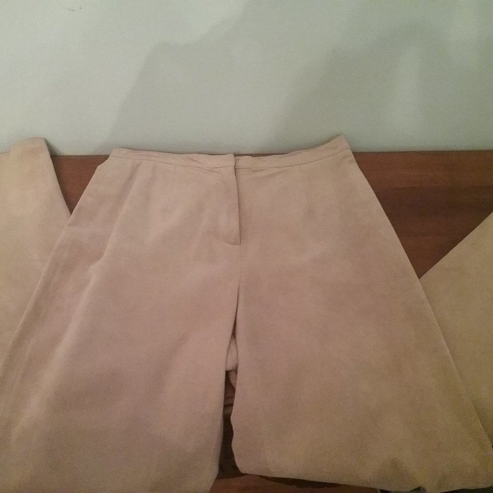 LIZ CLAIBORNE Collection 100% Suede Camel Pants. Size 4
